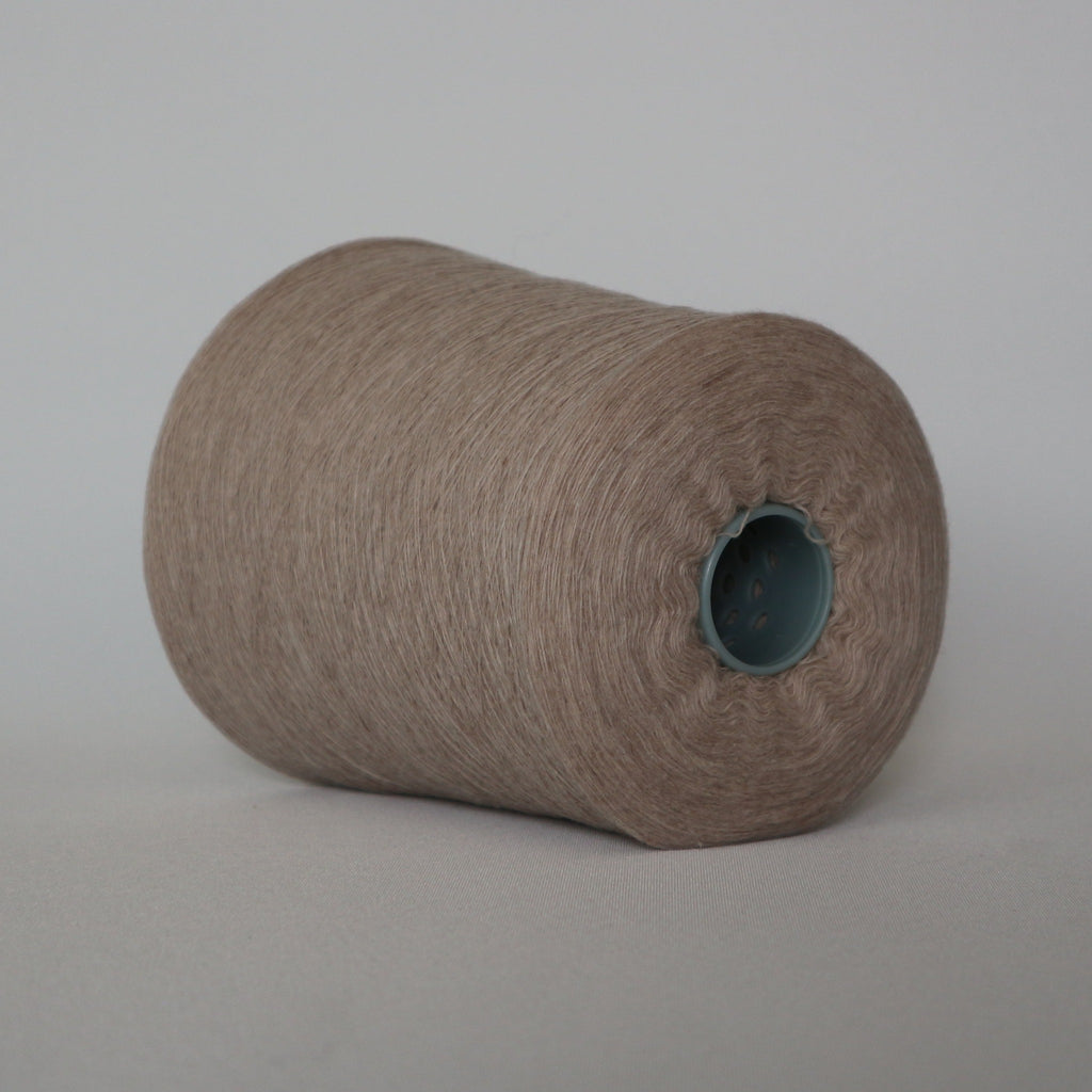 «Vanity» kasjmirgarn i lys beige — detalj av garnet