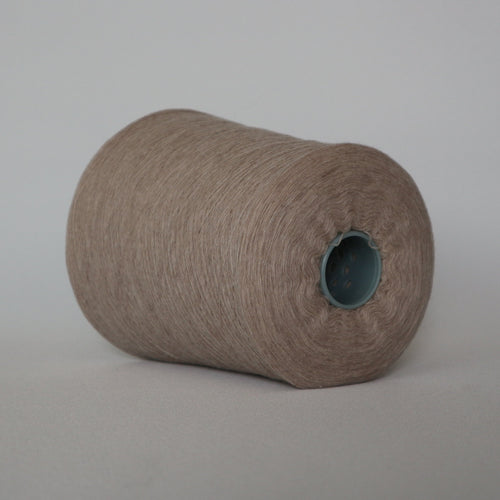 «Vanity» kasjmirgarn i lys beige — detalj av garnet