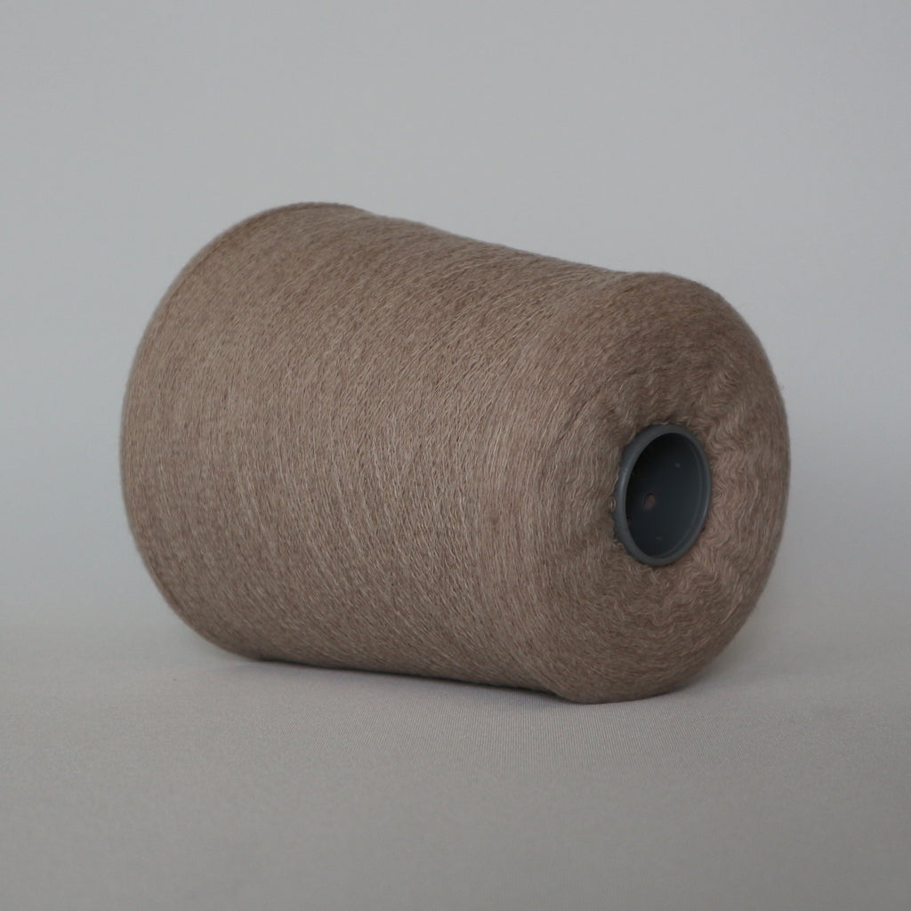 «Vanity» kasjmirgarn i lys beige — garnet i dagslys