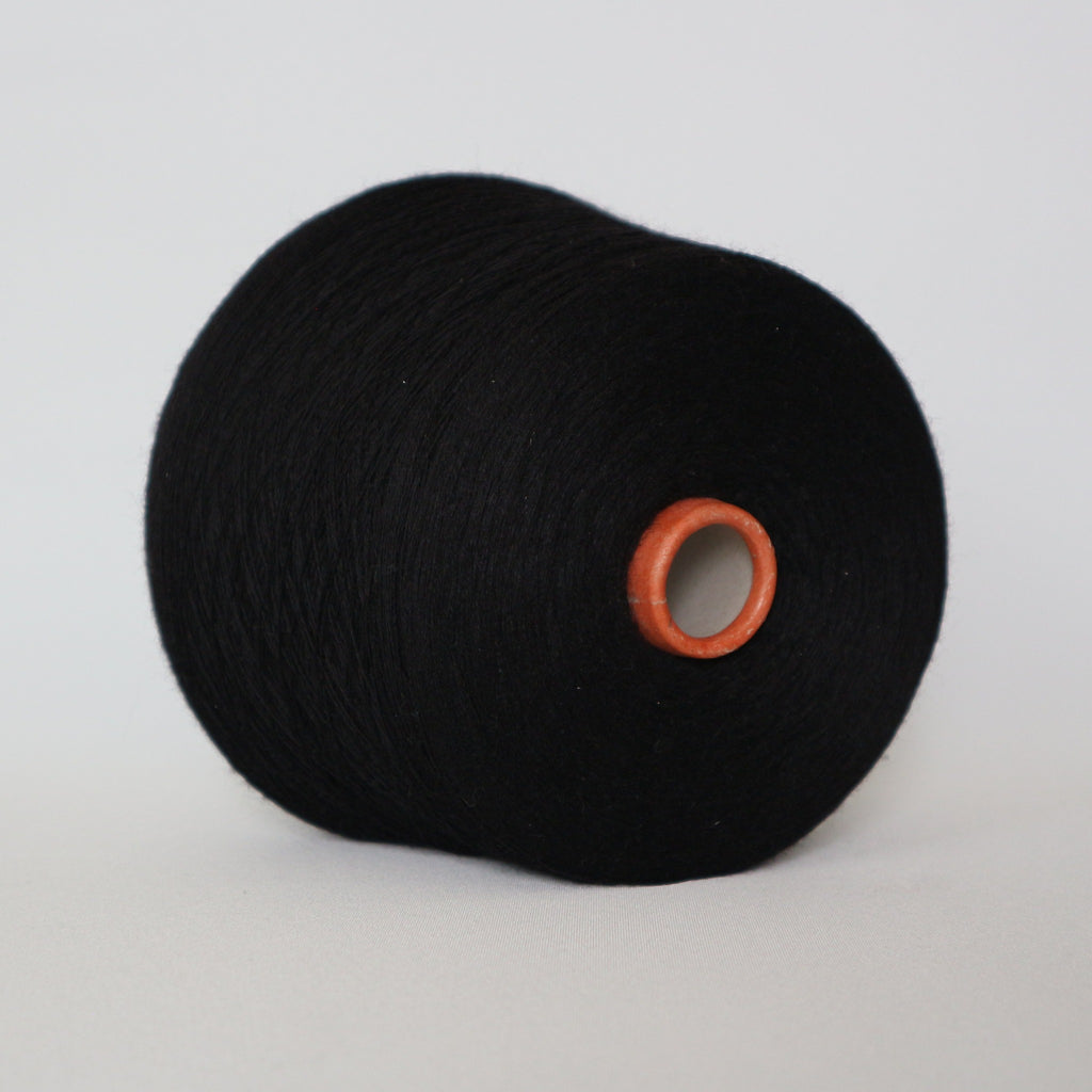 Biella Yarn merinogarn i svart — detalj av garnet