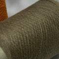 Nærbilde av garnstrukturen på spole