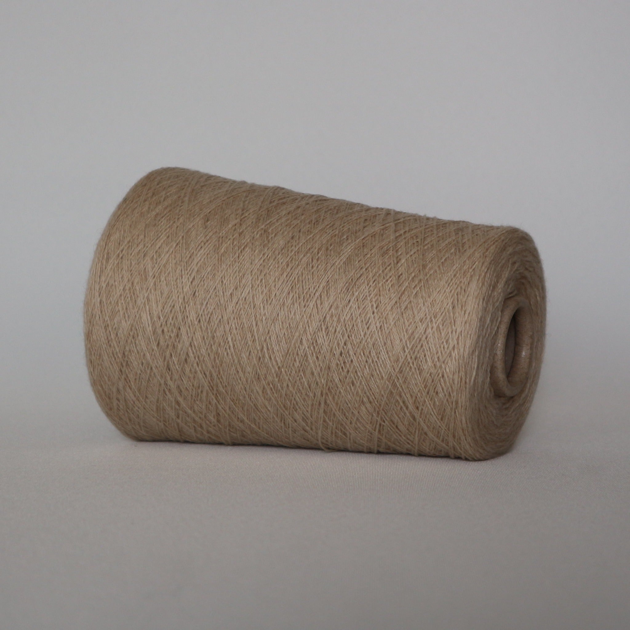 Loro Piana — baby-kasjmirgarn i lys beige, nøstet opp