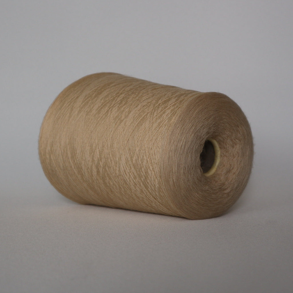 Merinoull i ecru — detalj av garnet