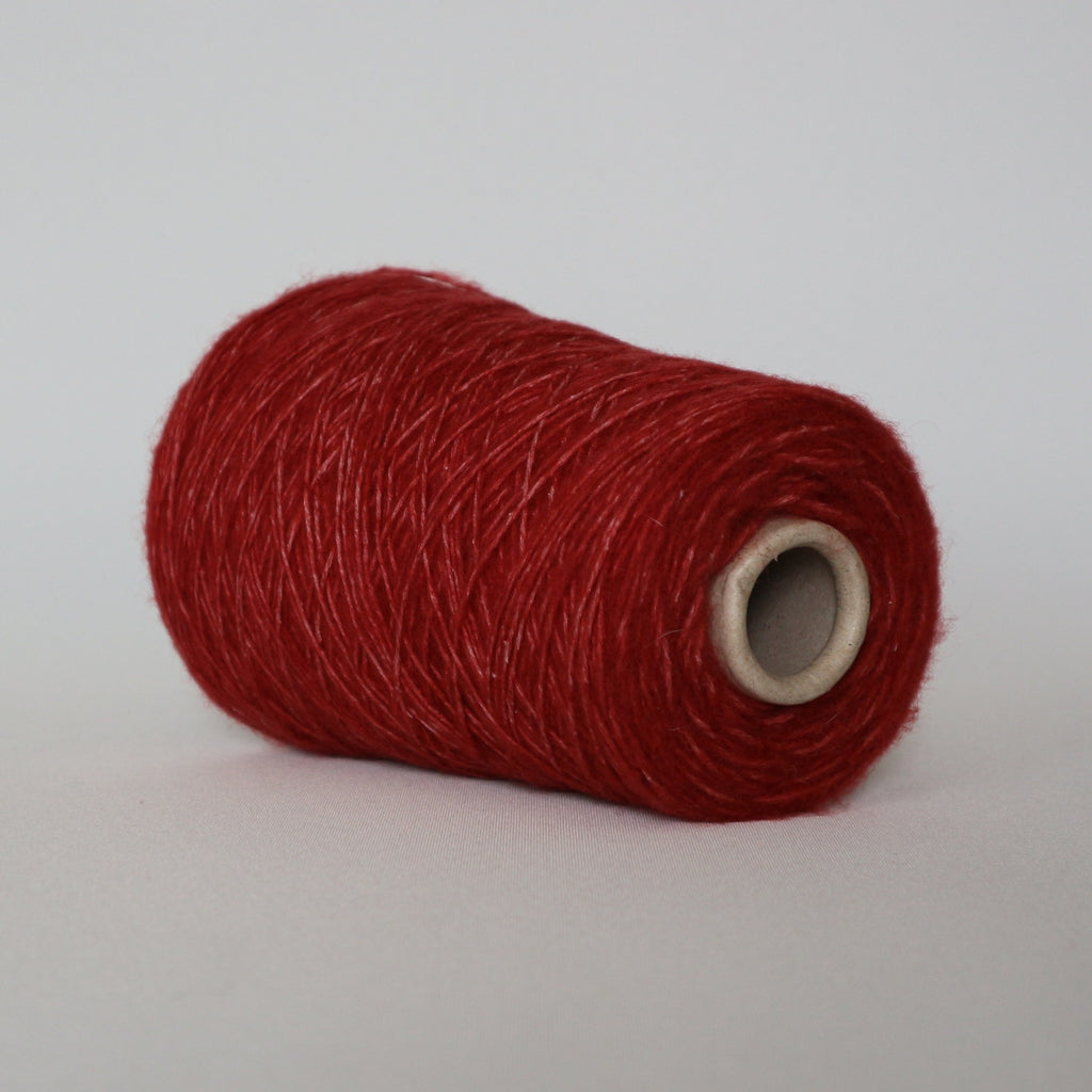 «Sabrina» silke/merino i rød — detalj av garnet
